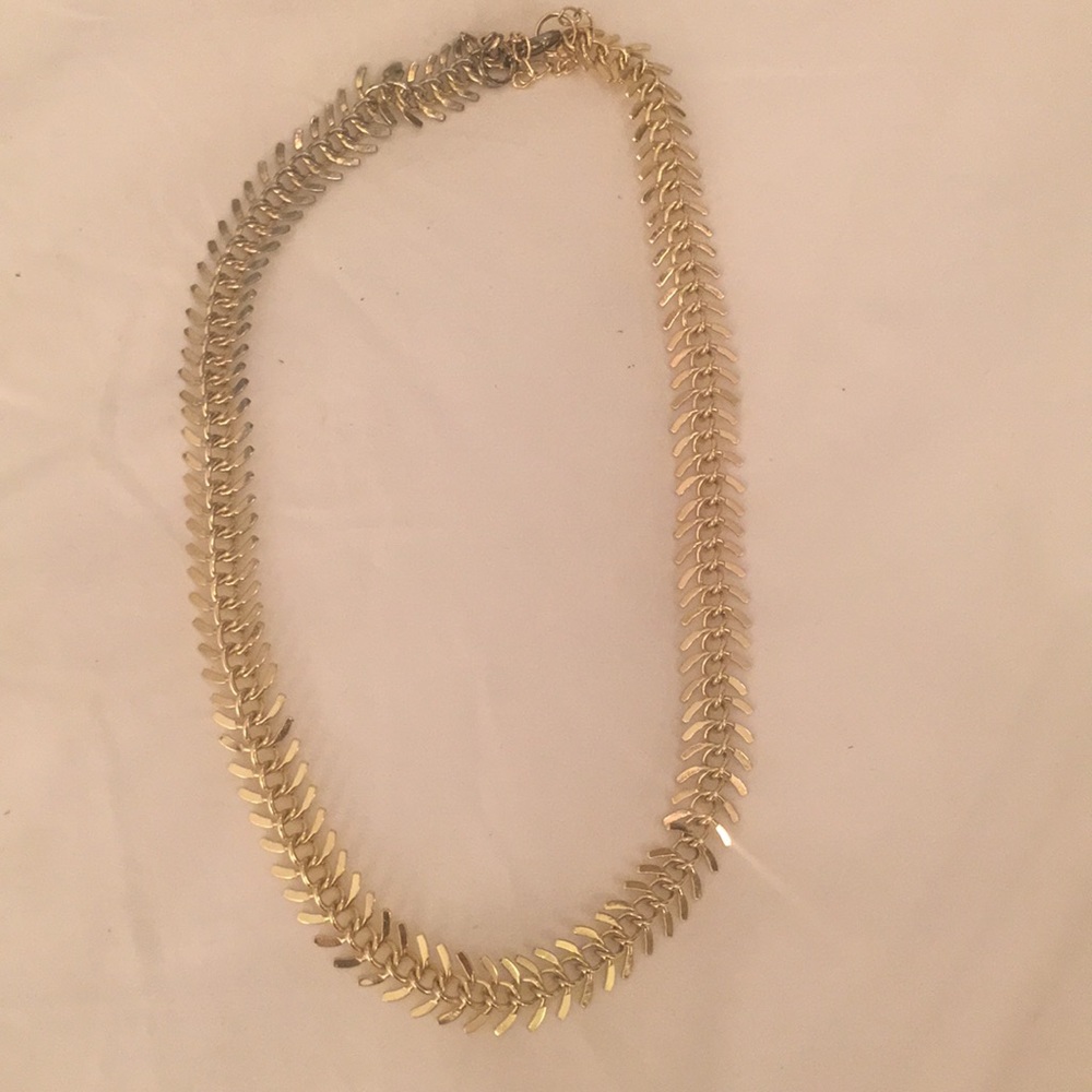 Short gold arrow necklace